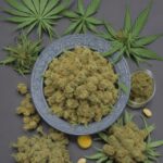 Feuille chanvre et résine de cannabis sur une table