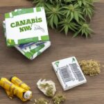 feuilles de marijuana et packet de cannabis