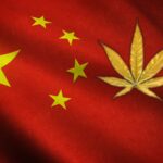 une feuille de cannabis dorée juxtaposée au drapeau rouge de la chine