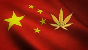une feuille de cannabis dorée juxtaposée au drapeau rouge de la chine