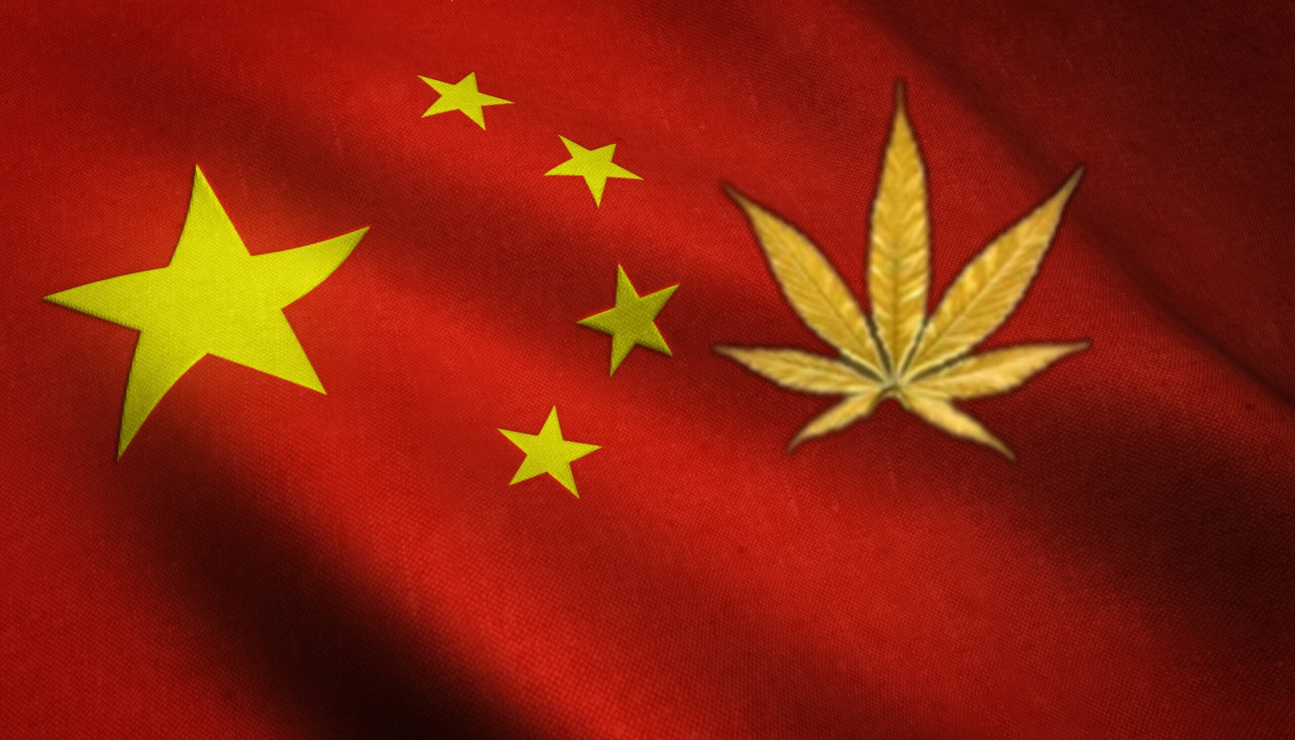une feuille de cannabis dorée juxtaposée au drapeau rouge de la chine
