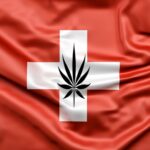 une feuille de chanvre verte juxtaposée au drapeau rouge de la Suisse